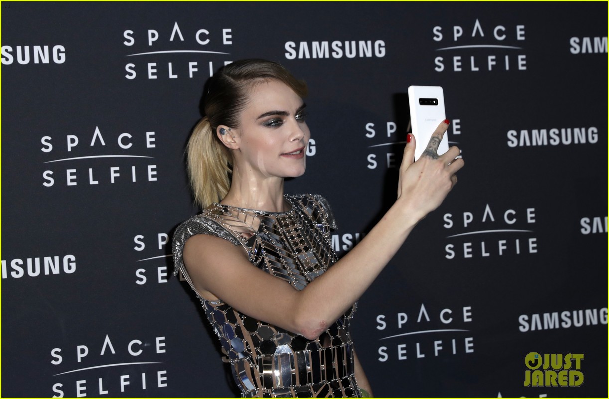 cara delevingne space selfie event 02