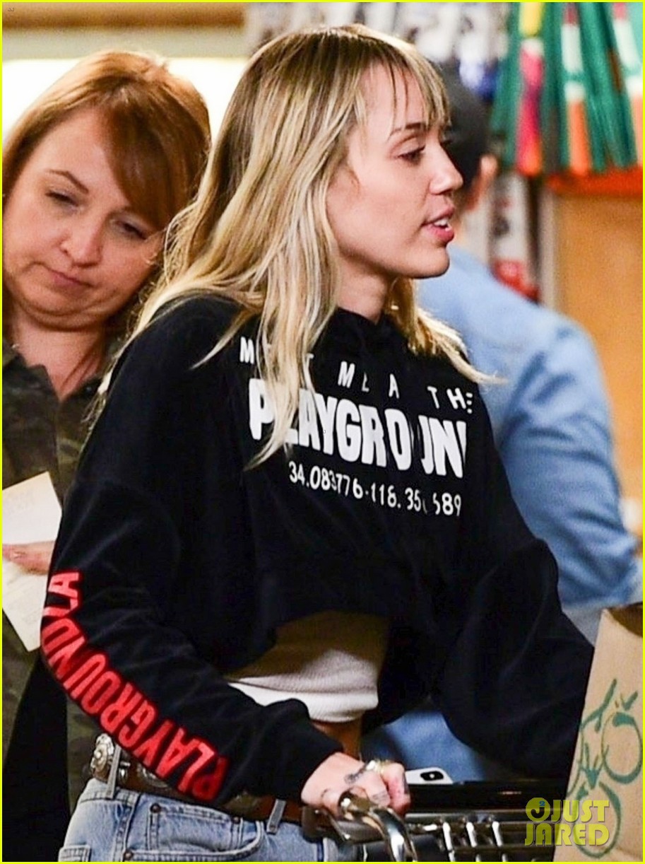 miley cyrus has some fun on grocery run ahead of the weekend 02