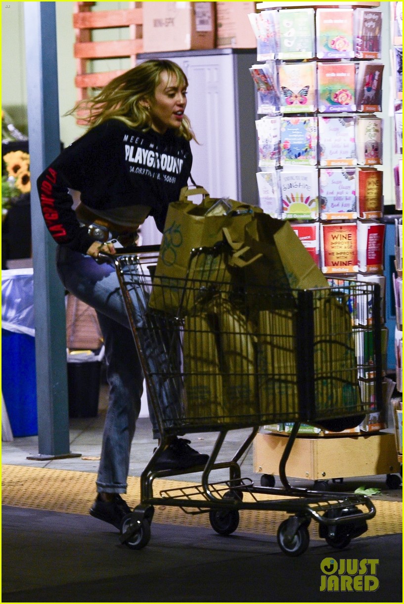 miley cyrus has some fun on grocery run ahead of the weekend 03