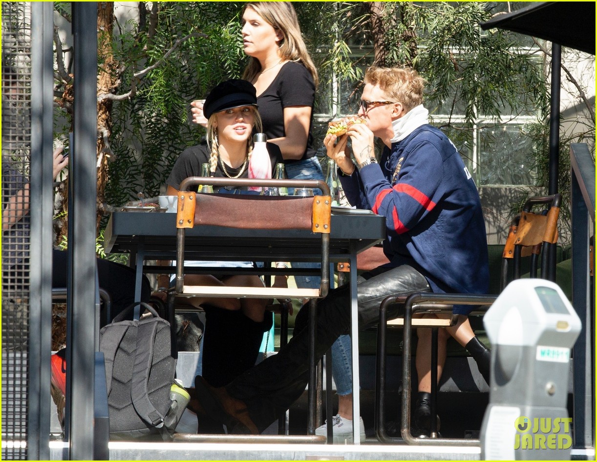 miley cyrus and cody simpson step out for museum and sushi date 03