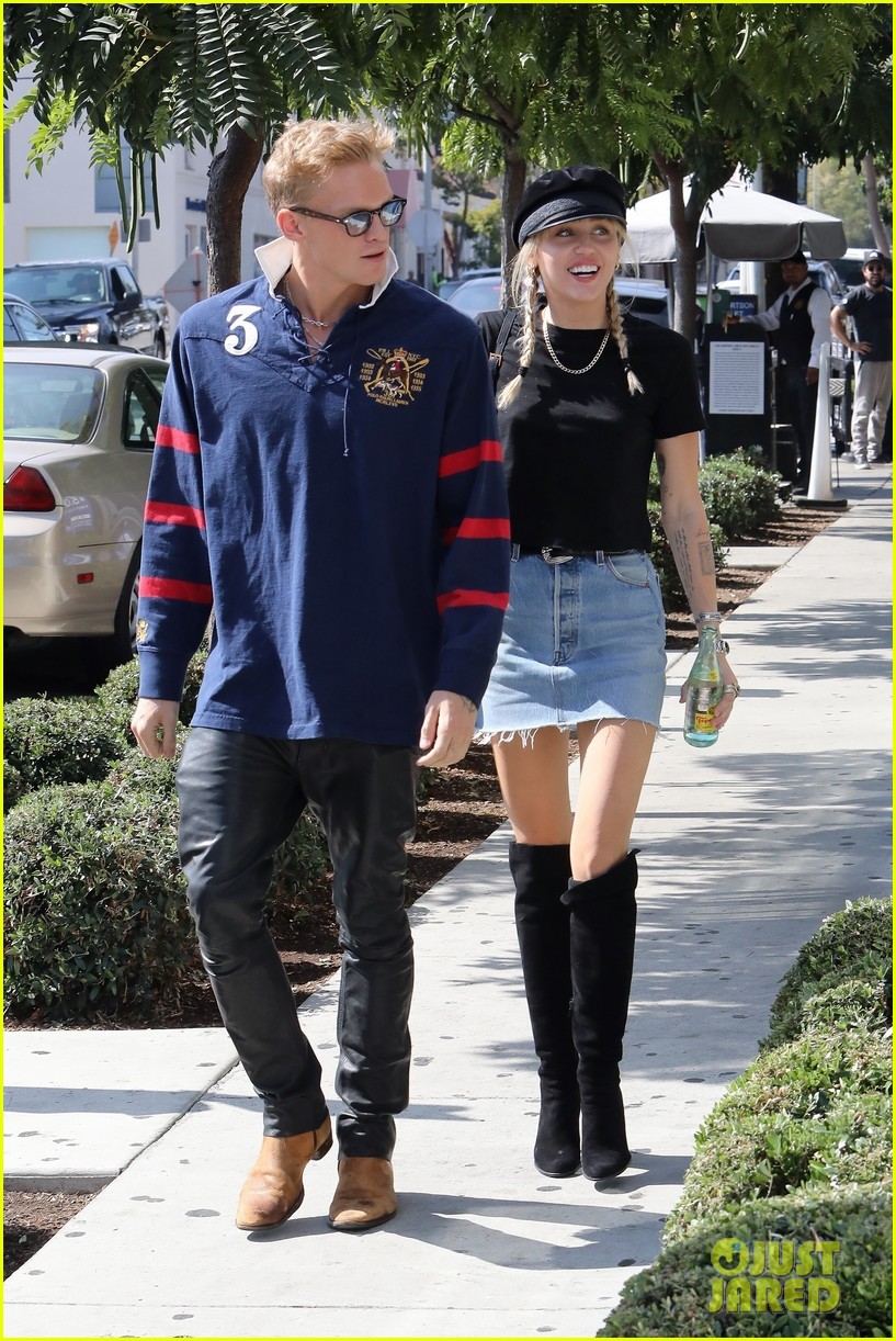 miley cyrus and cody simpson step out for museum and sushi date 04