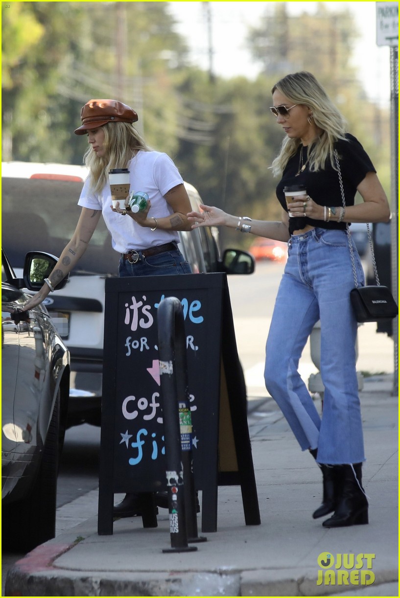miley cyrus and mom tish indulge in some retail therapy 04