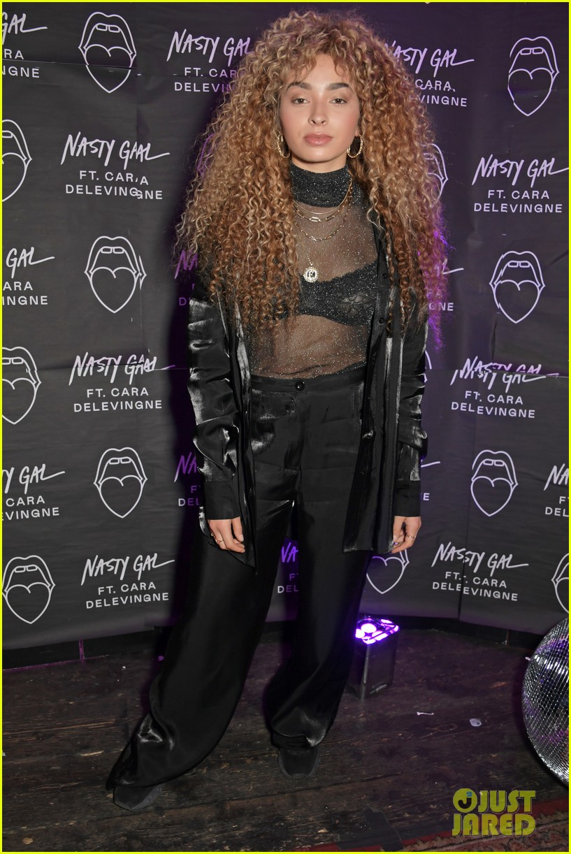 delilah belle shows off new darker hairdo at nasty gal launch with eyal booker 05