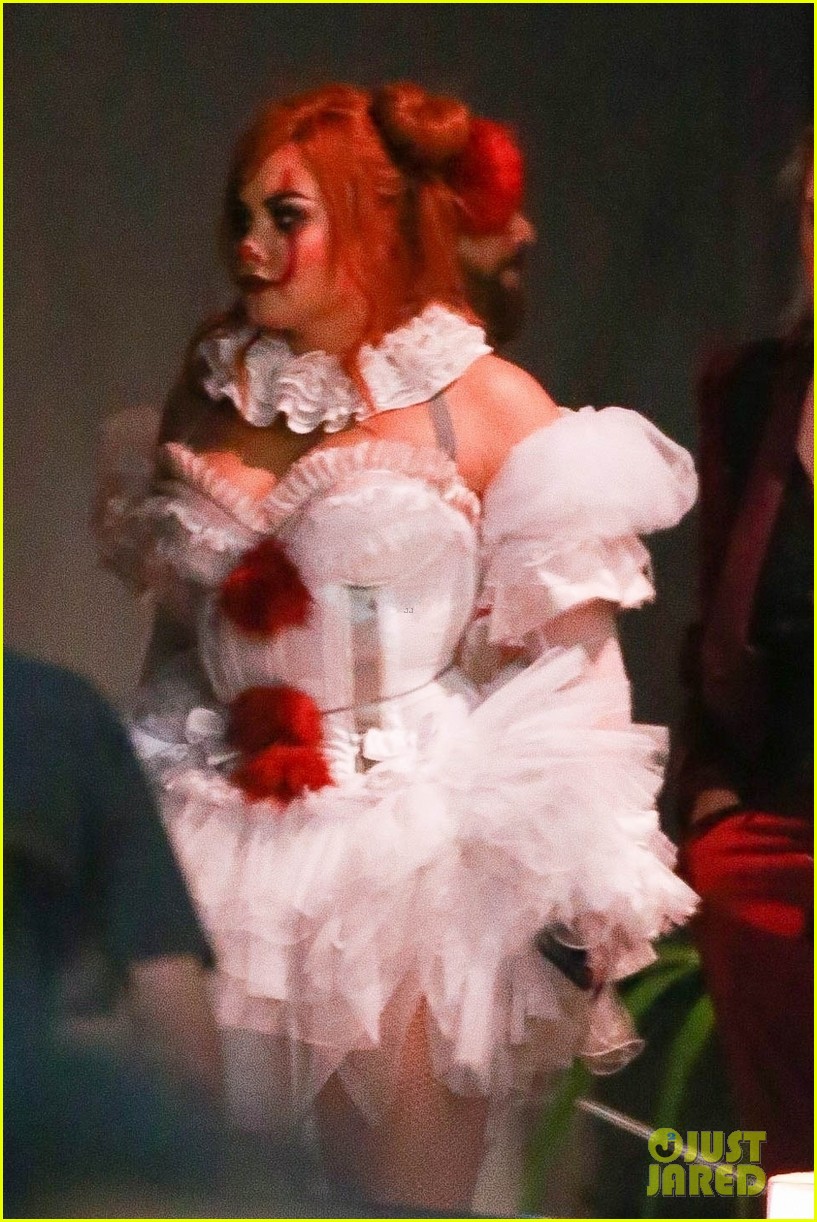 demi lovato dresses as pennywise the clown for her halloween party 02