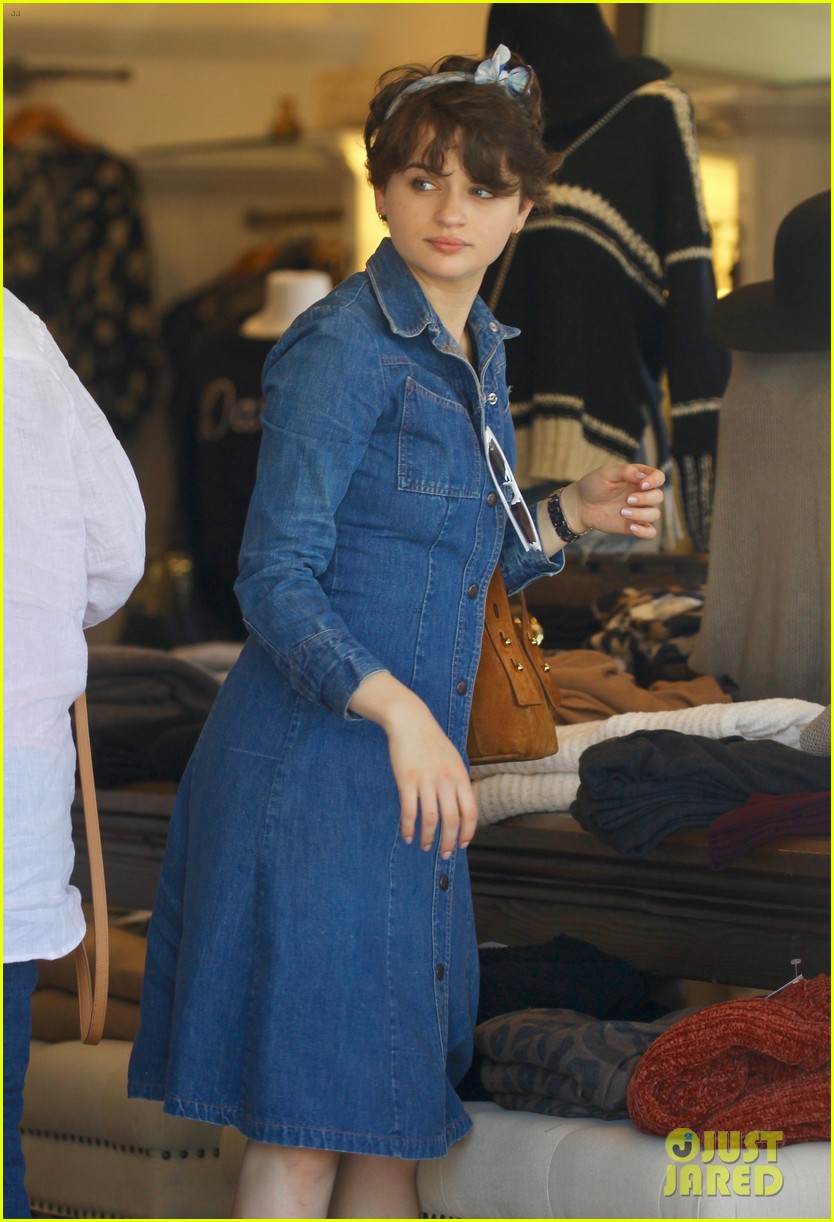 joey king shopping with her mom 01