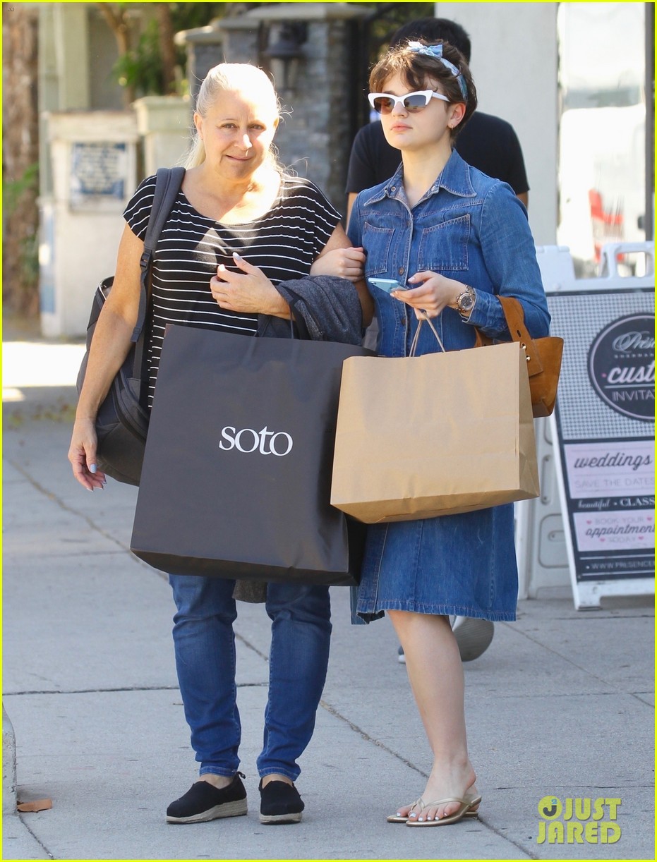 joey king shopping with her mom 03