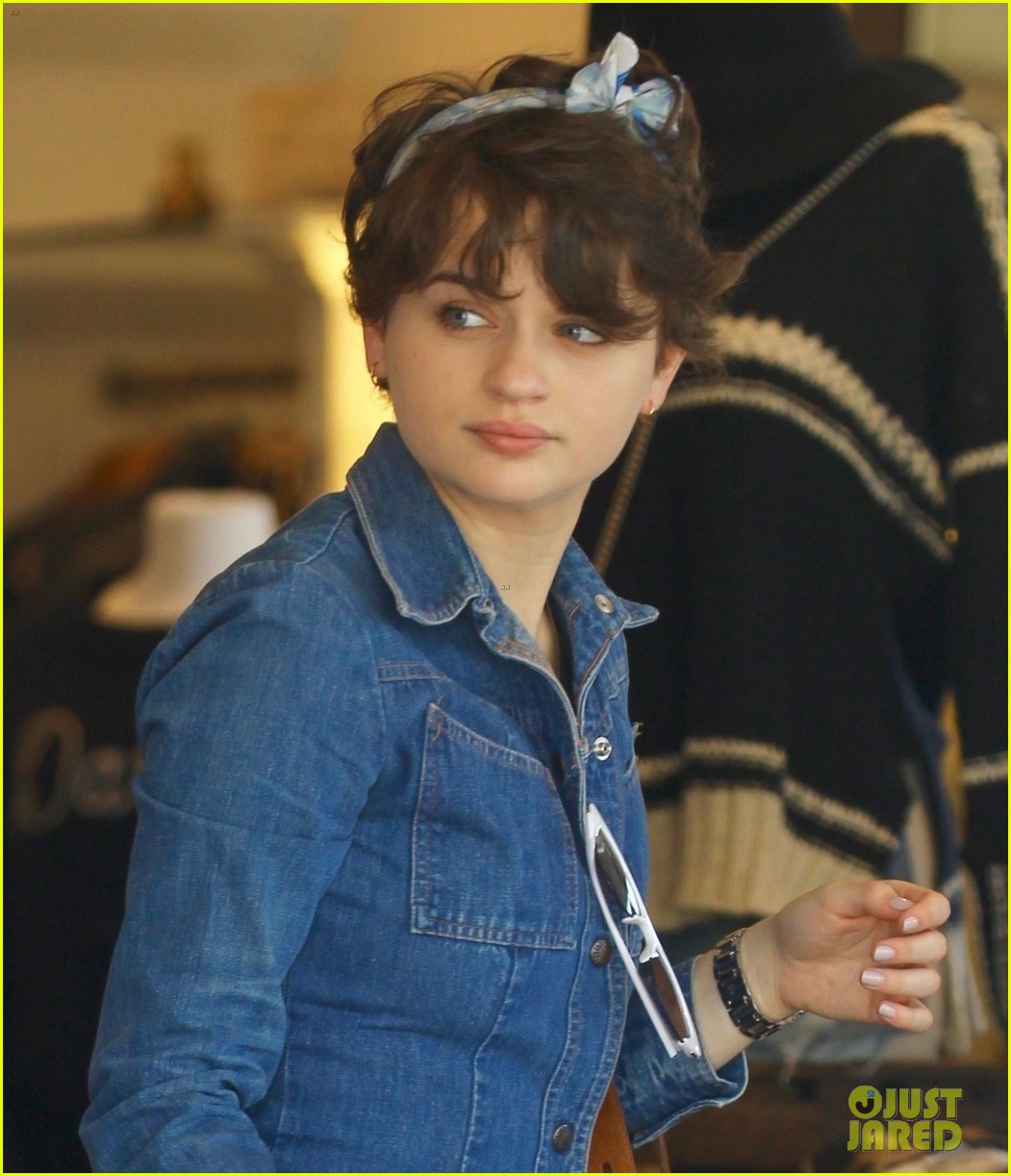 joey king shopping with her mom 04