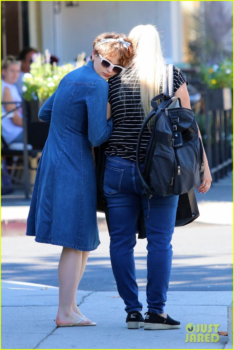 joey king shopping with her mom 05