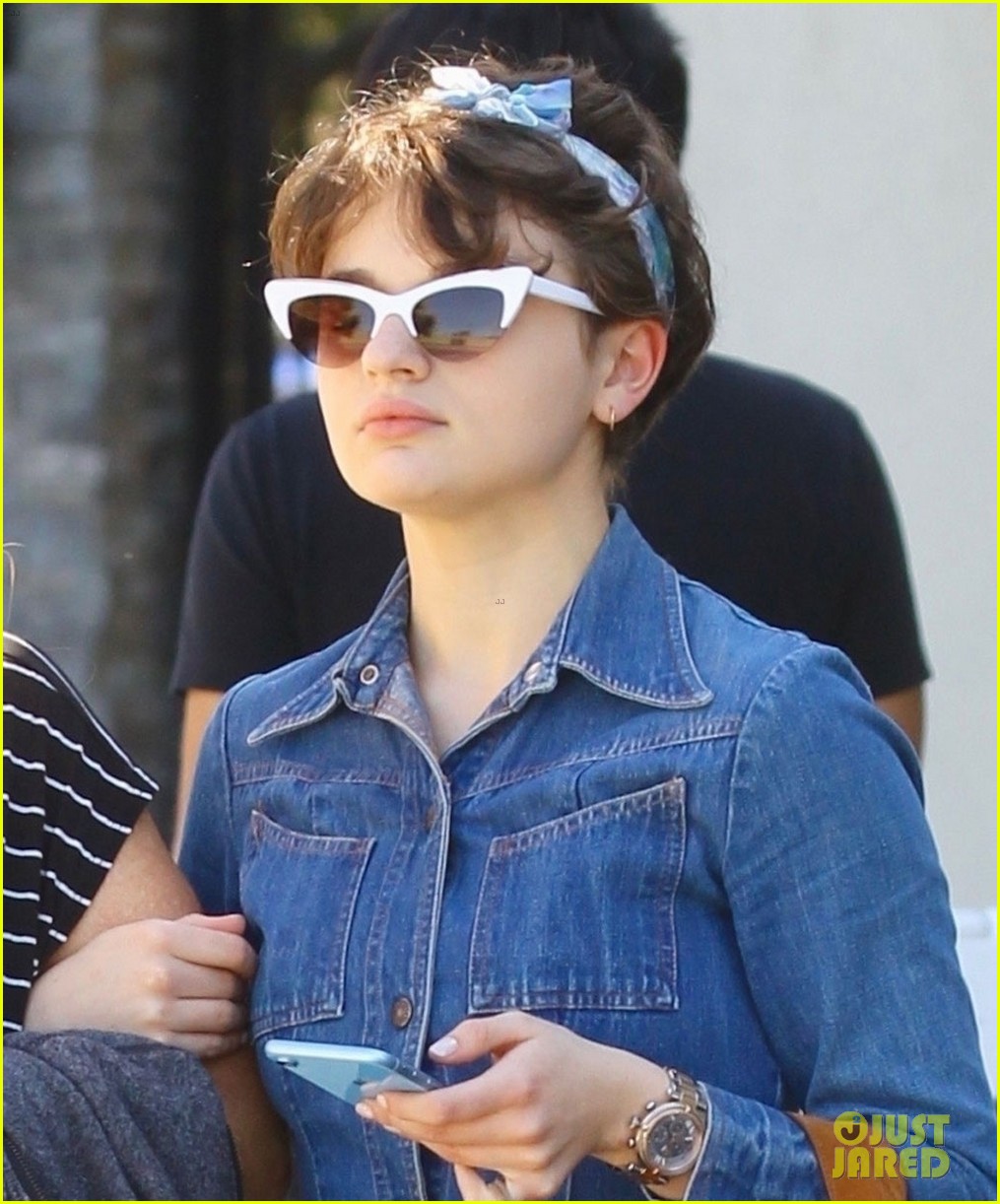 joey king shopping with her mom 06