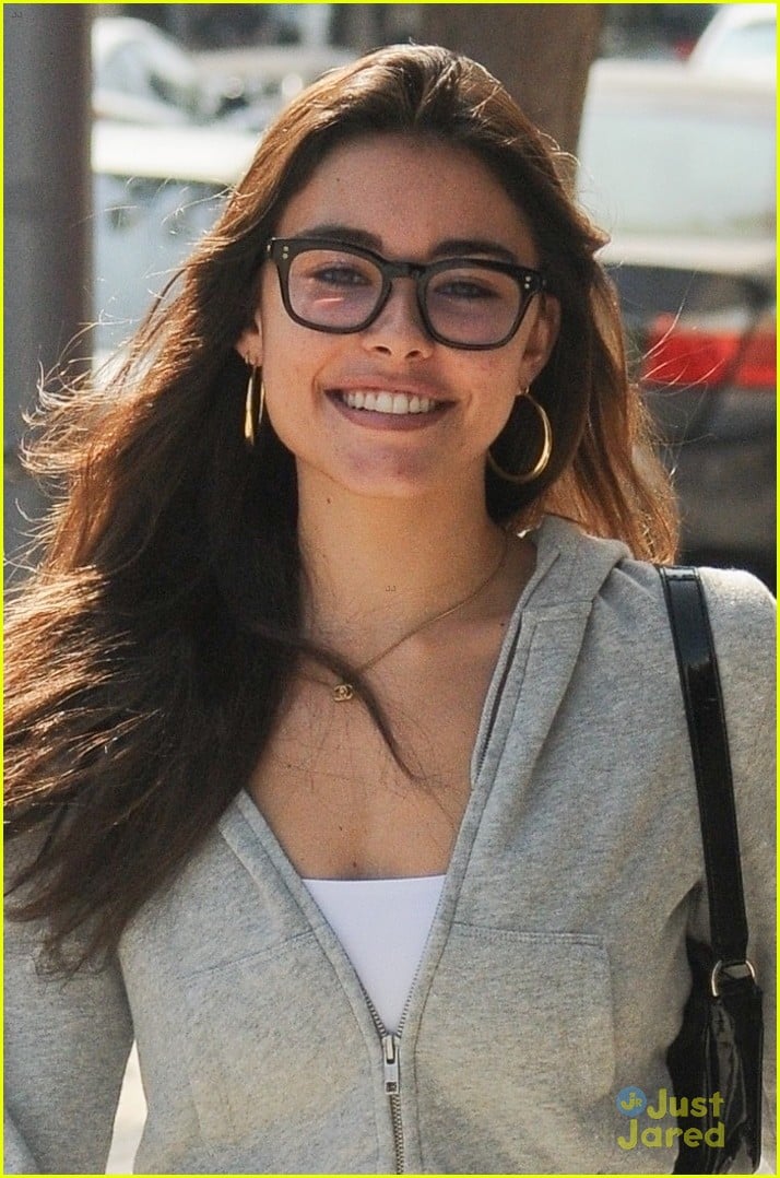 madison beer glasses lunch friend 05