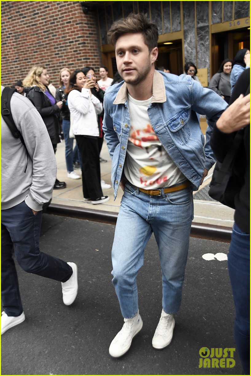 niall horan meets fans after radio interview nyc 03