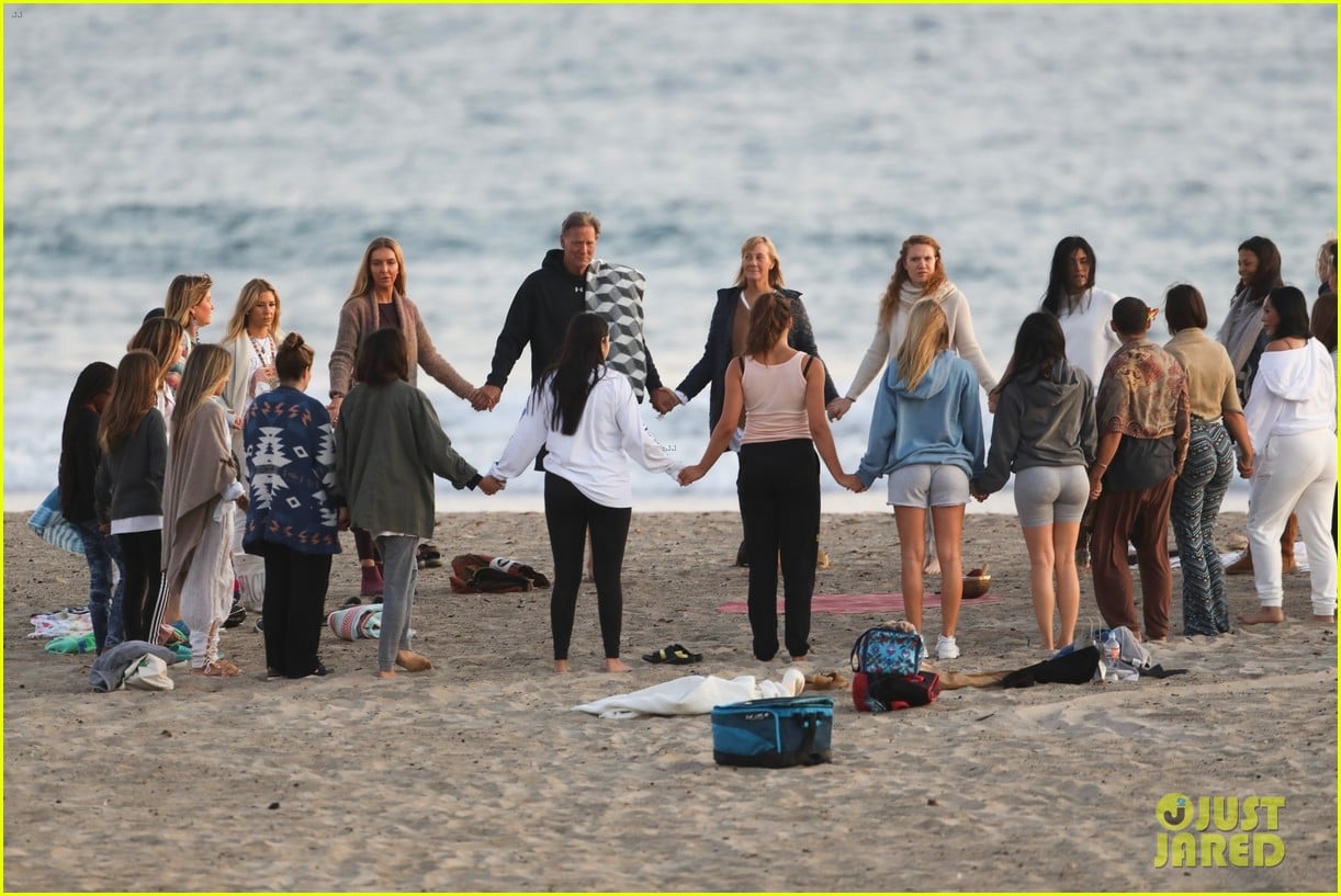 sofia richie practices group meditation on the beach in malibu 03