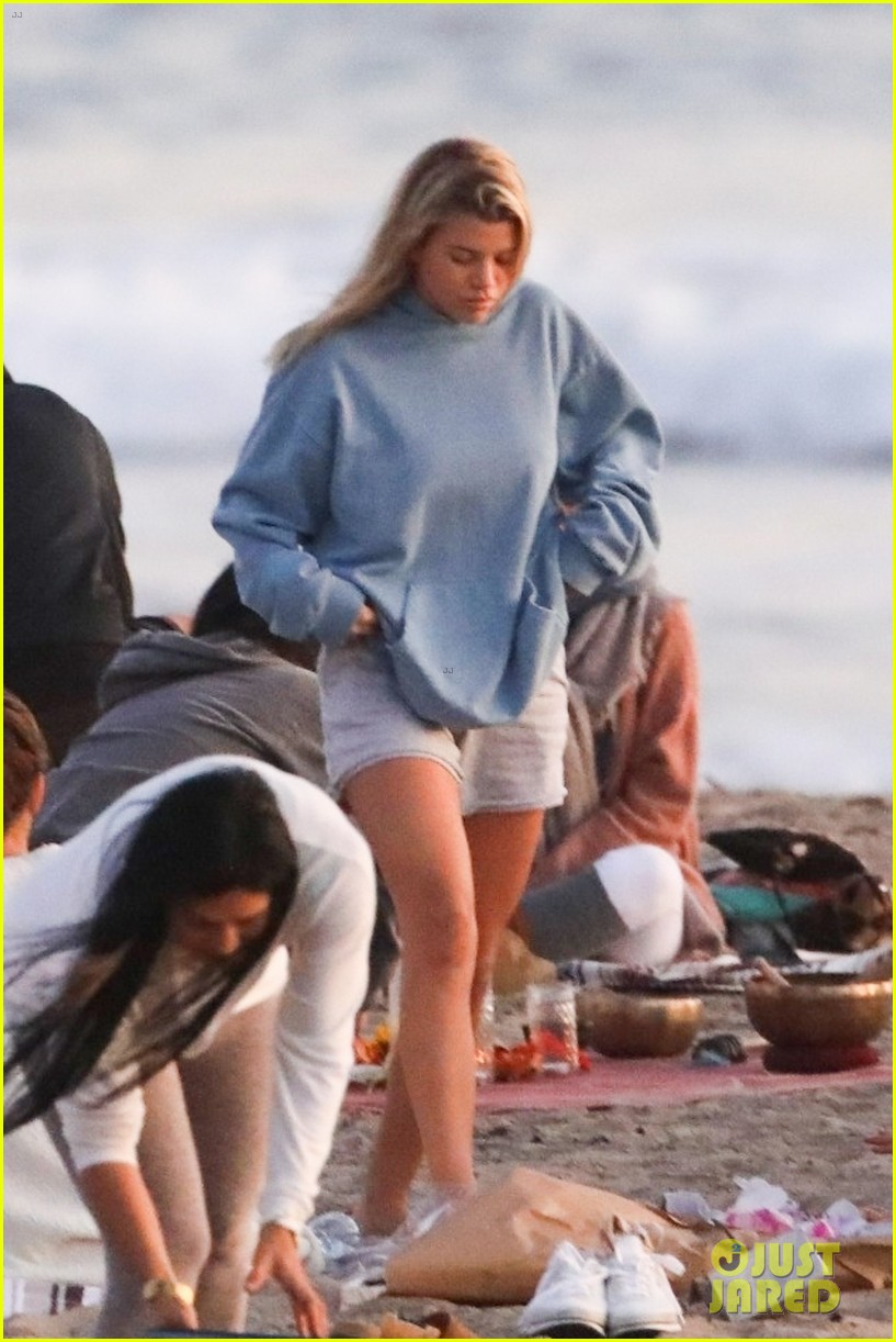 sofia richie practices group meditation on the beach in malibu 05