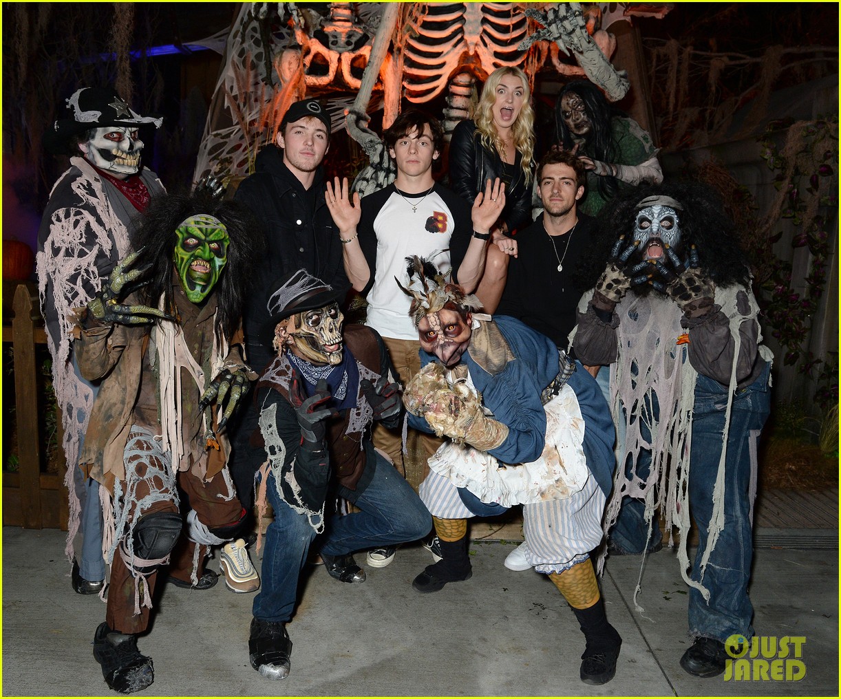 ross lynch gets much needed sibling time at knotts scary farm 02
