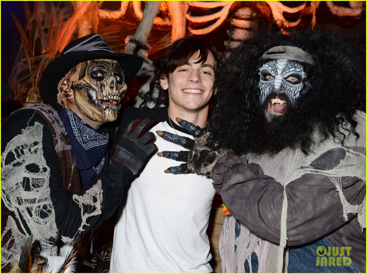 ross lynch gets much needed sibling time at knotts scary farm 05