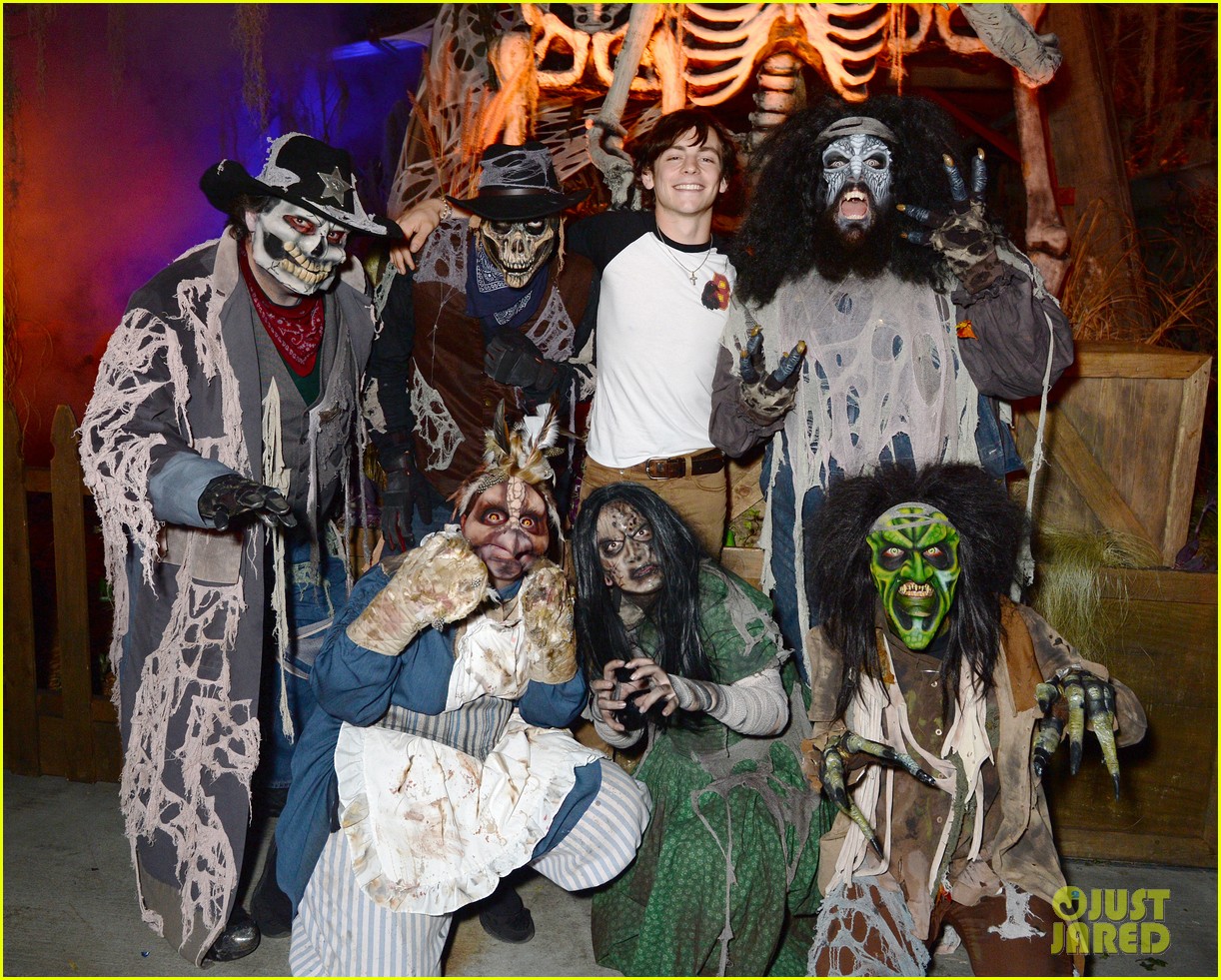 ross lynch gets much needed sibling time at knotts scary farm 10
