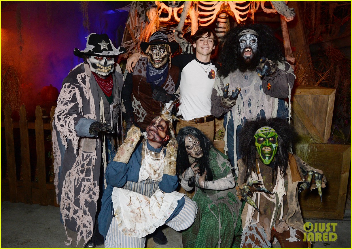 ross lynch gets much needed sibling time at knotts scary farm 13