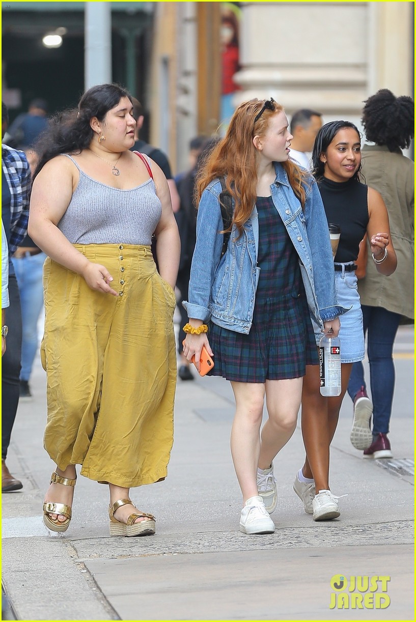 sadie sink spotted with friends st hopes 02