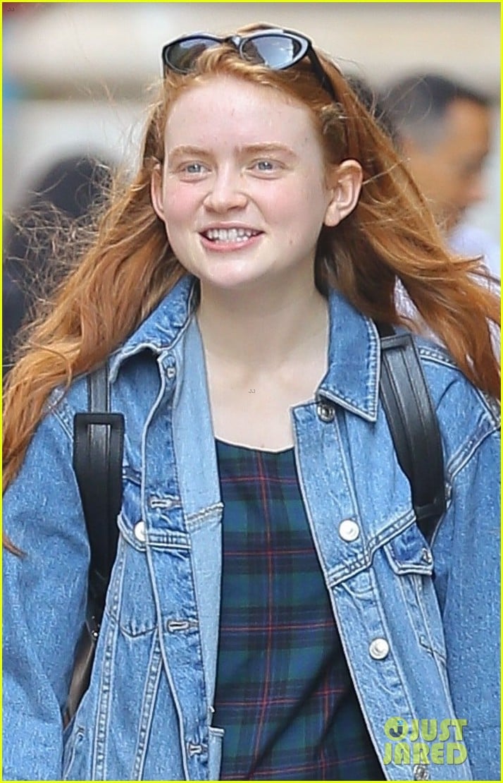 sadie sink spotted with friends st hopes 03