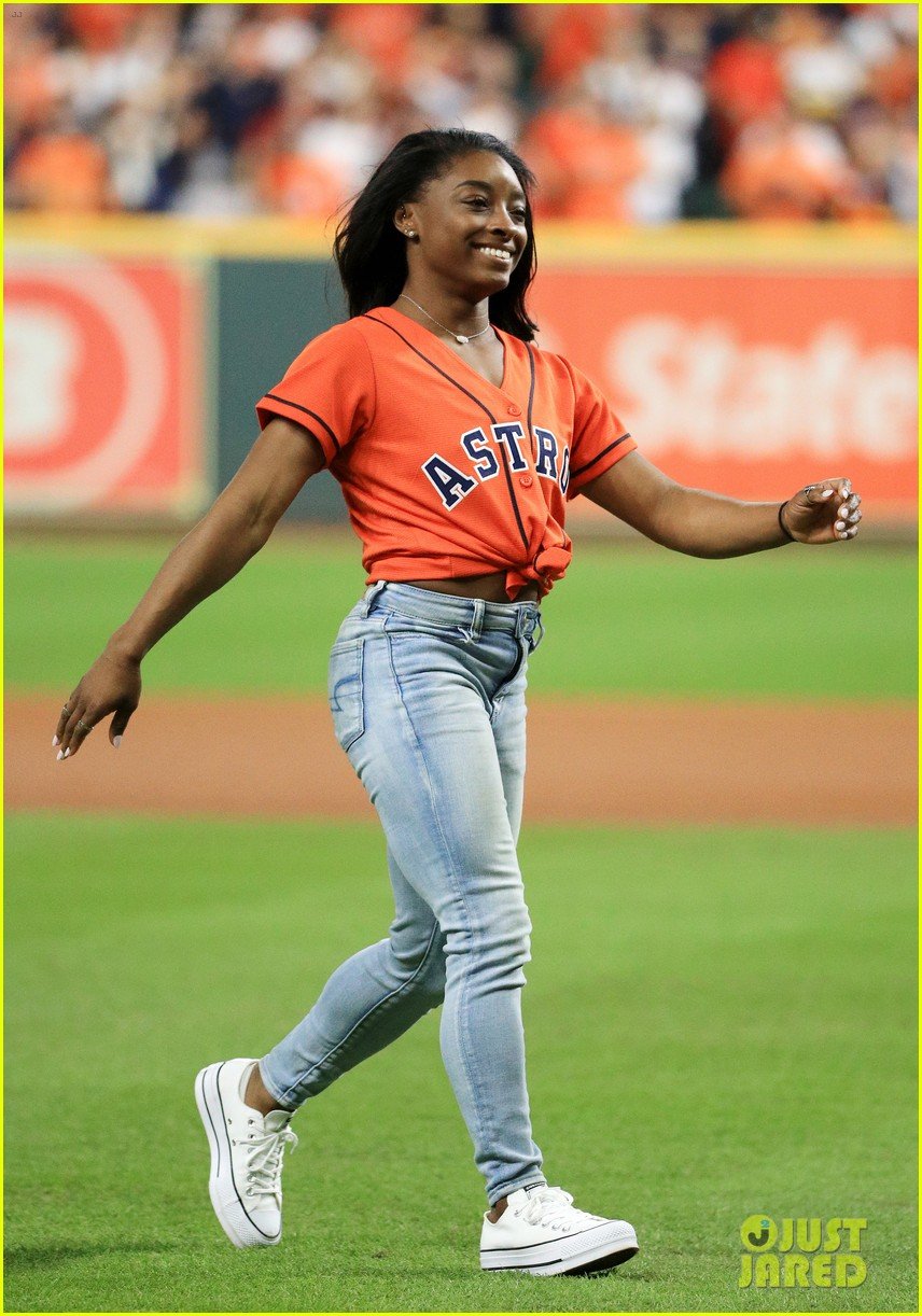 simone biles does backflip before throwing first pitch at world series game 04