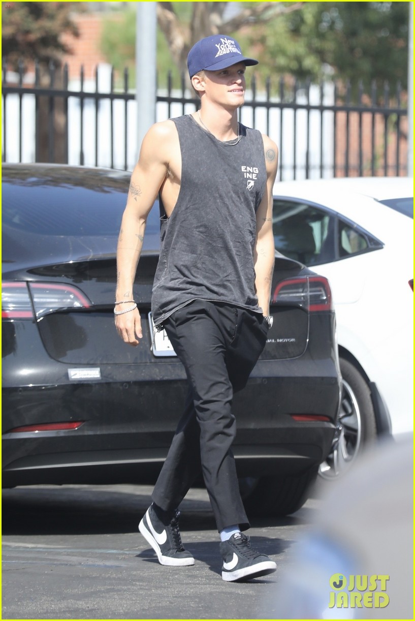 cody simpson bares his arms as he arrives at music studio 01