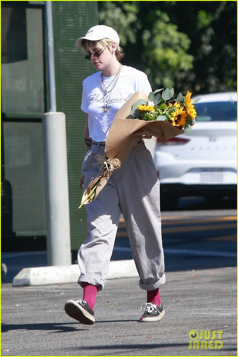 kristen stewart picks up a bouquet of sunflowers while out in la 02