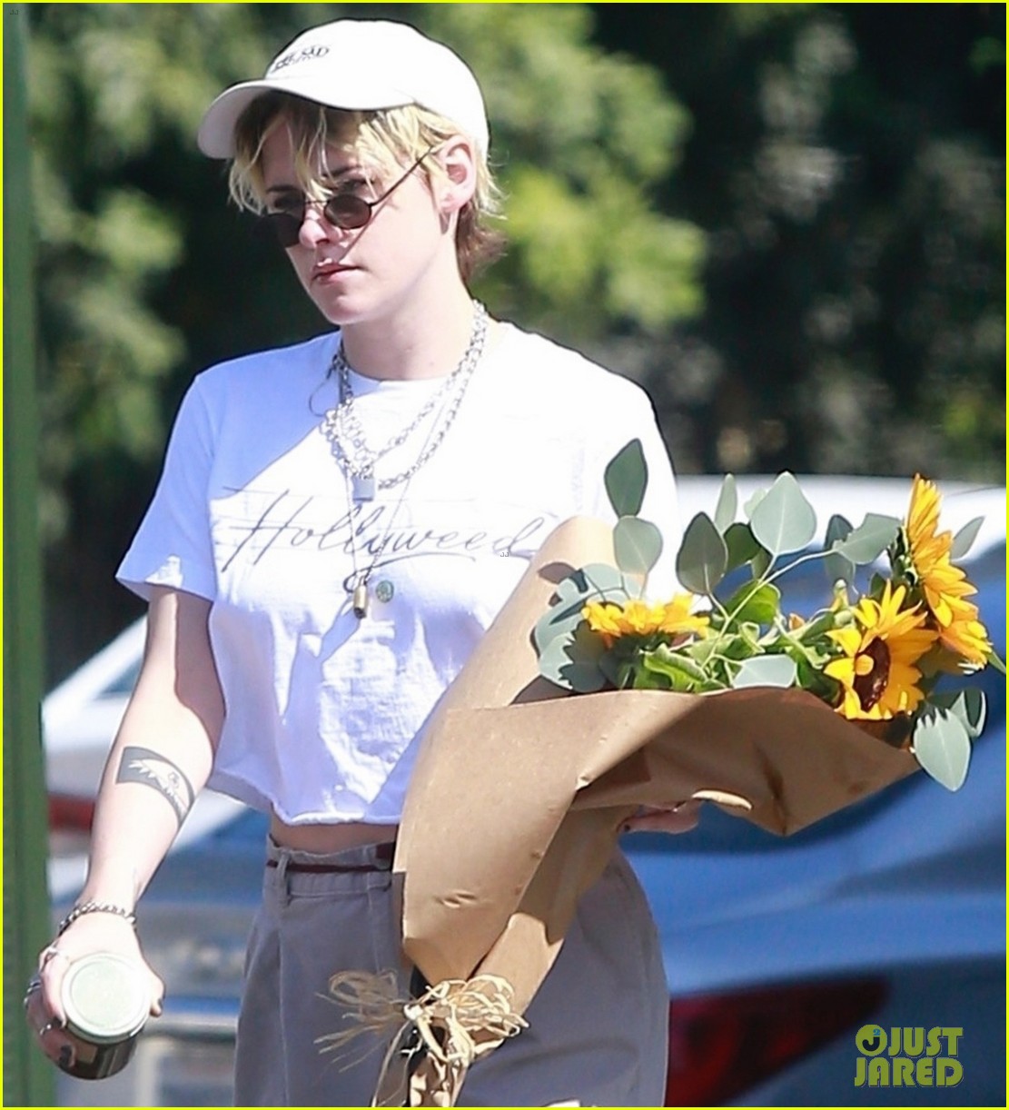 kristen stewart picks up a bouquet of sunflowers while out in la 03