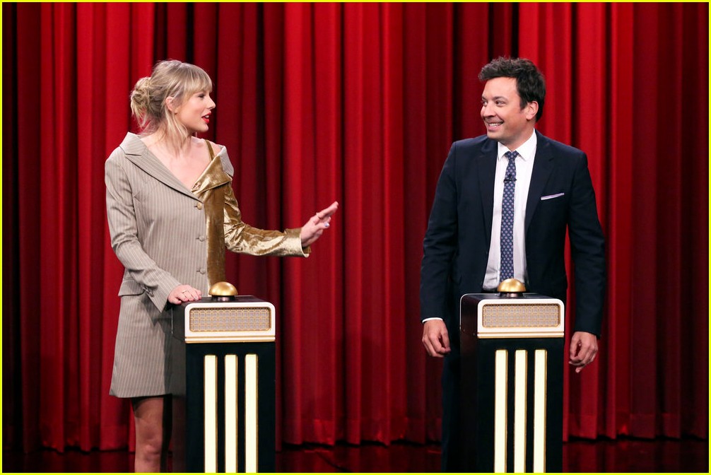 taylor swift plays name that song challenge on fallon cant guess her own 02