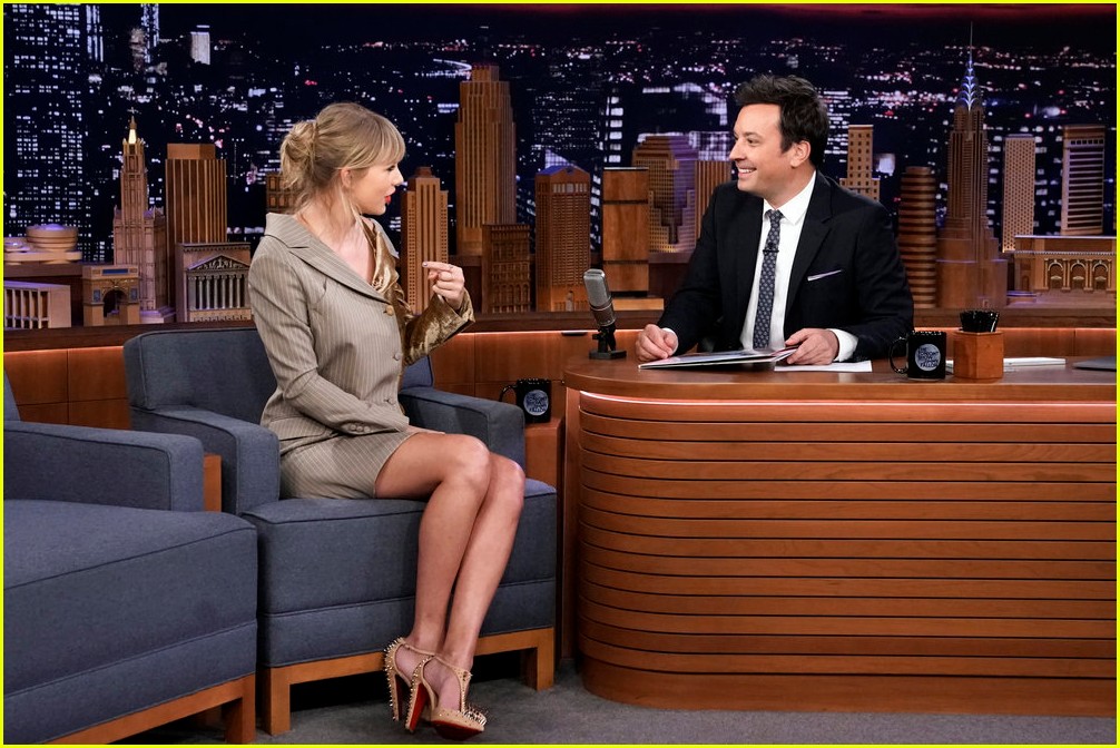 taylor swift plays name that song challenge on fallon cant guess her own 04