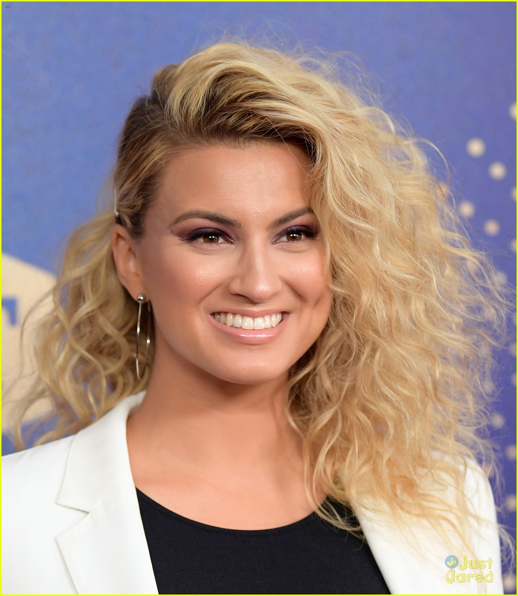 tori kelly andre murillo cmt artist year event 19