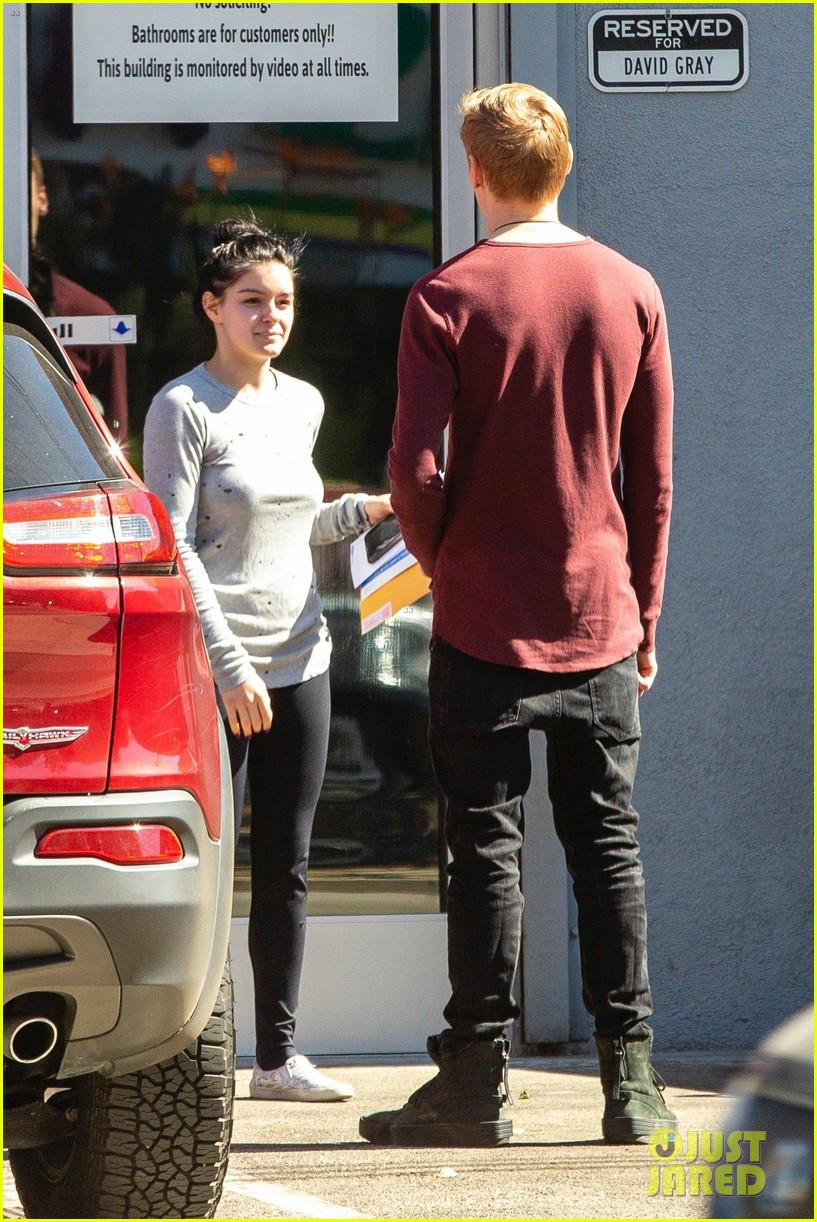 ariel winter spotted with levi meaden 01