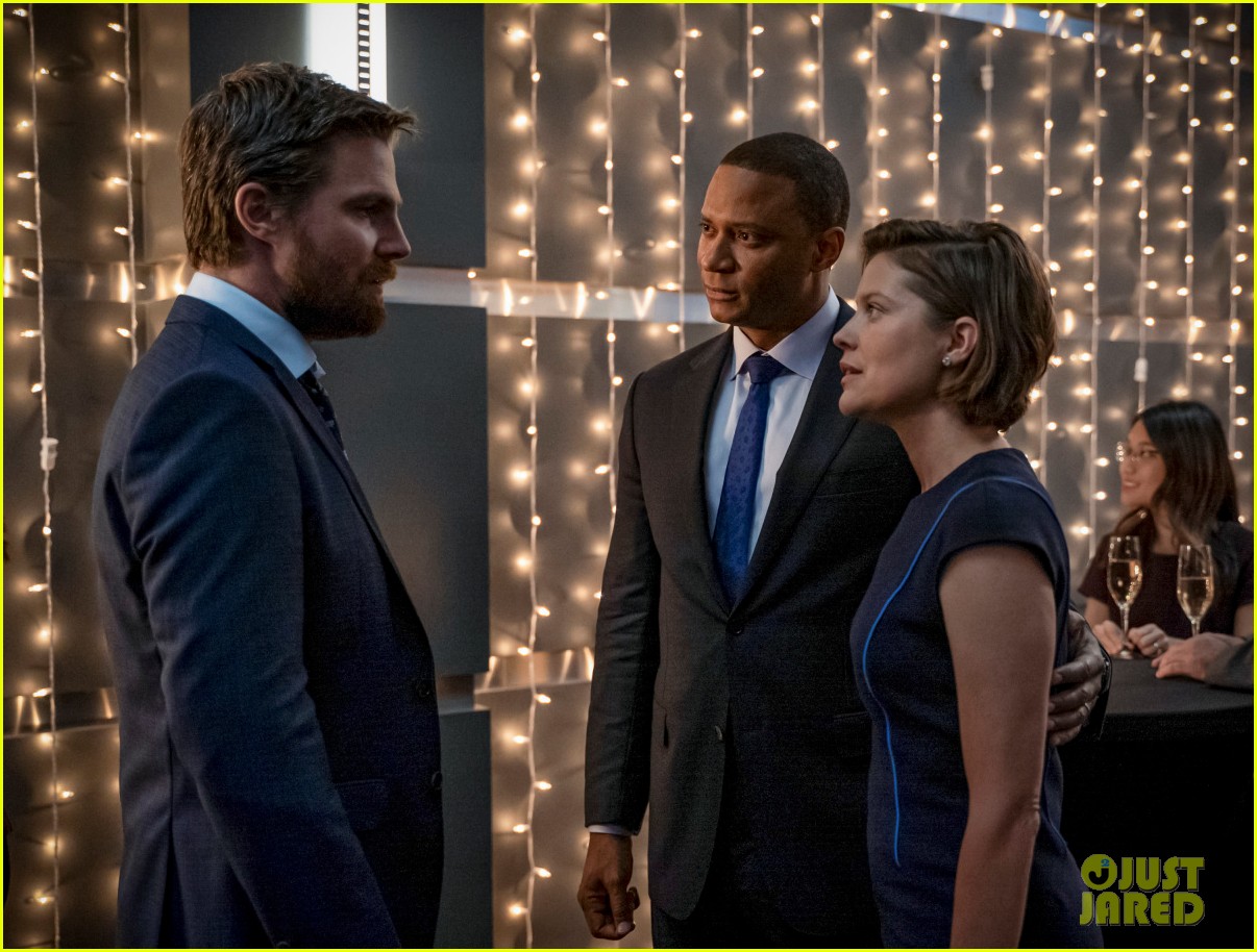 oliver faces a familiar life and death situation on arrow tonight 03