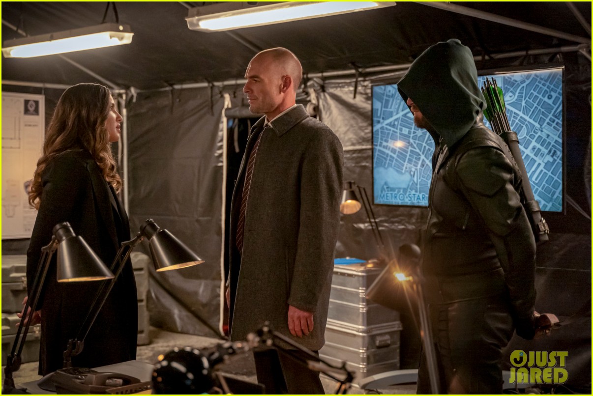 oliver faces a familiar life and death situation on arrow tonight 07