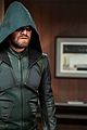 oliver faces a familiar life and death situation on arrow tonight 05