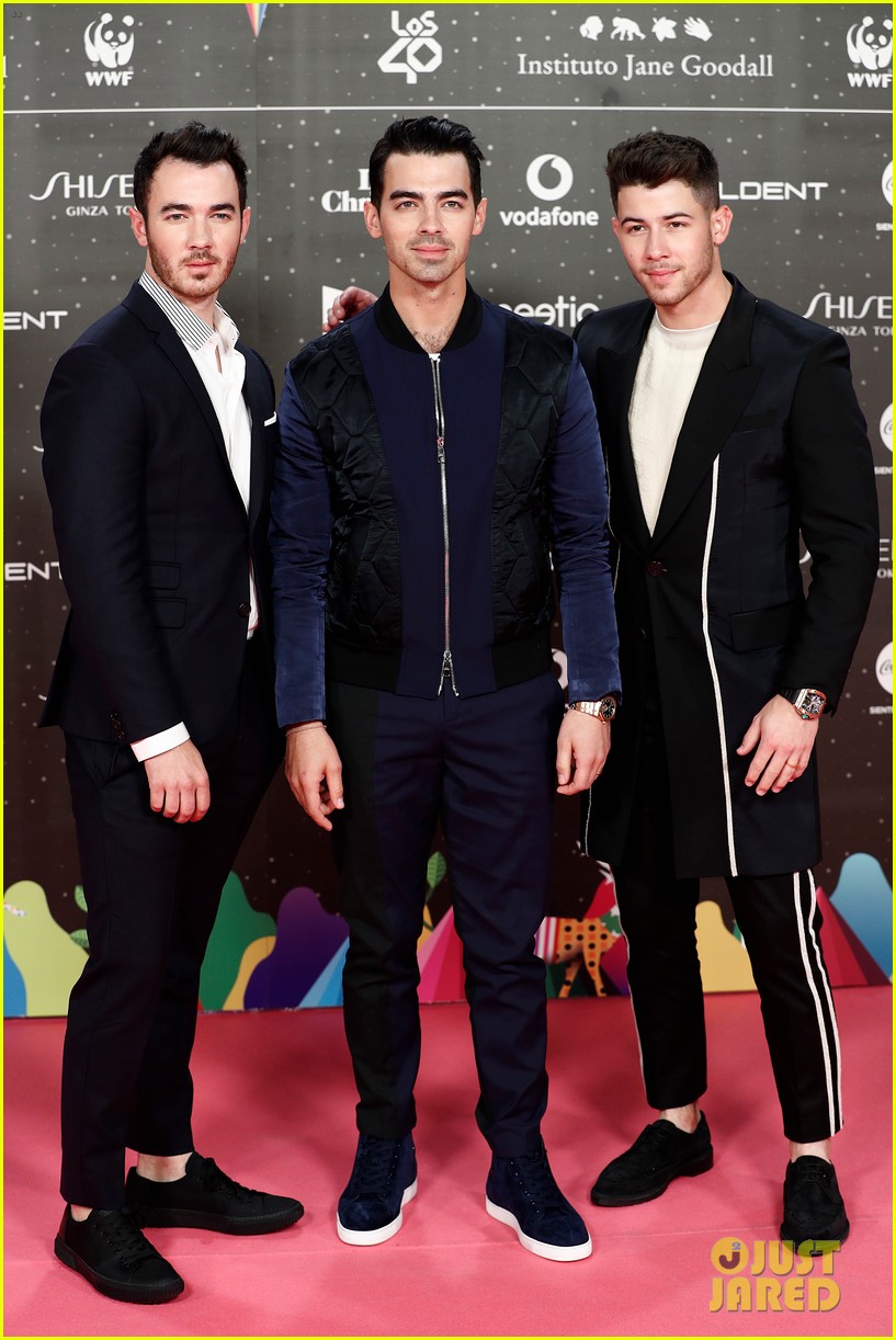 becky g jonas brothers perform at los40 music awards in spain 03