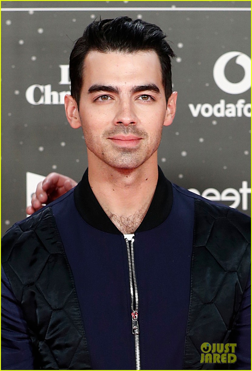 becky g jonas brothers perform at los40 music awards in spain 06