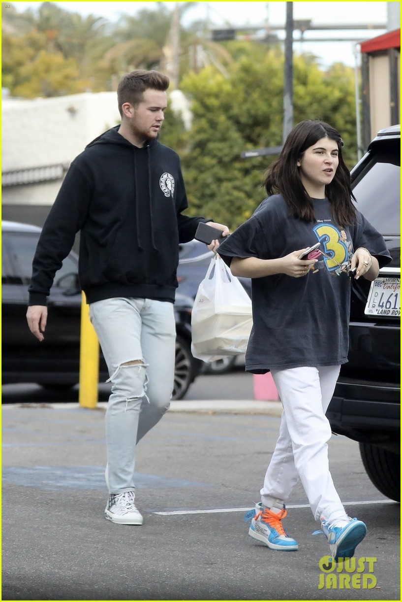 bella giannulli picks up lunch to go with andrew beyer 02