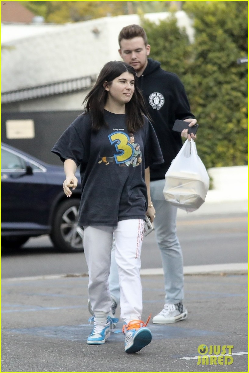bella giannulli picks up lunch to go with andrew beyer 04