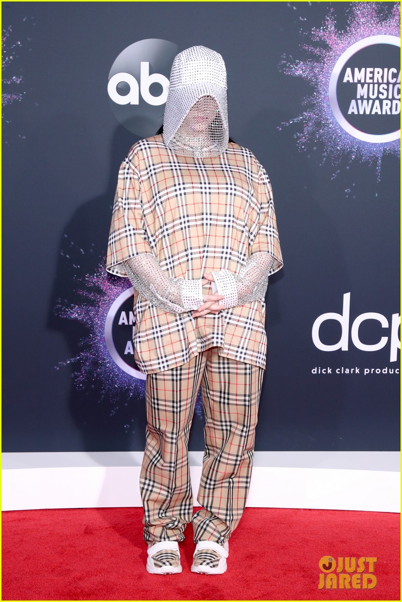 billie eilish steps out at 2019 american music awards 01