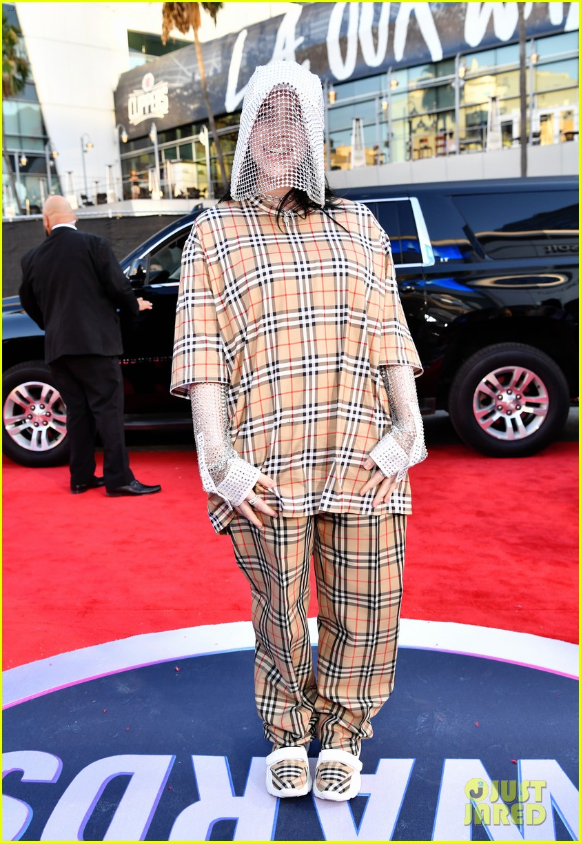 billie eilish steps out at 2019 american music awards 10