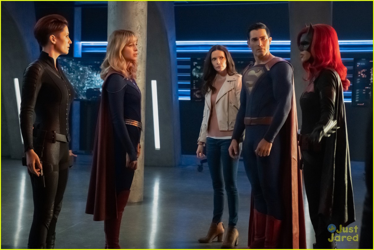 arrowverse crisis infinite earths first pics 05