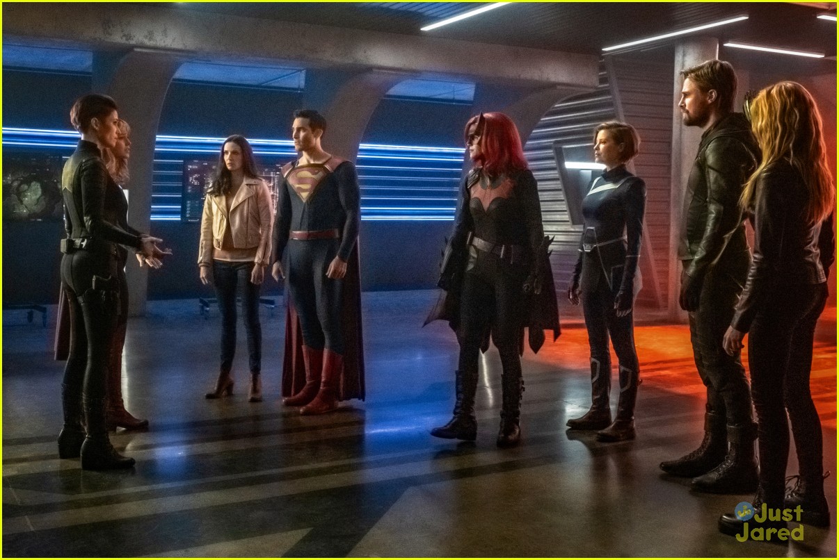 arrowverse crisis infinite earths first pics 09