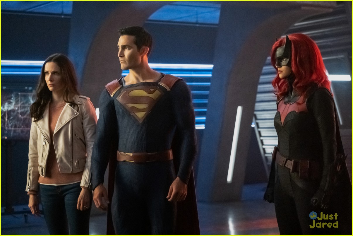 arrowverse crisis infinite earths first pics 10