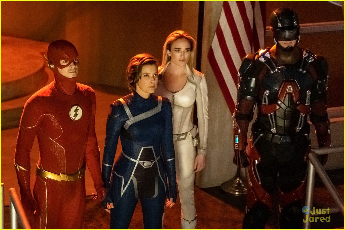 arrowverse crisis infinite earths first pics 14