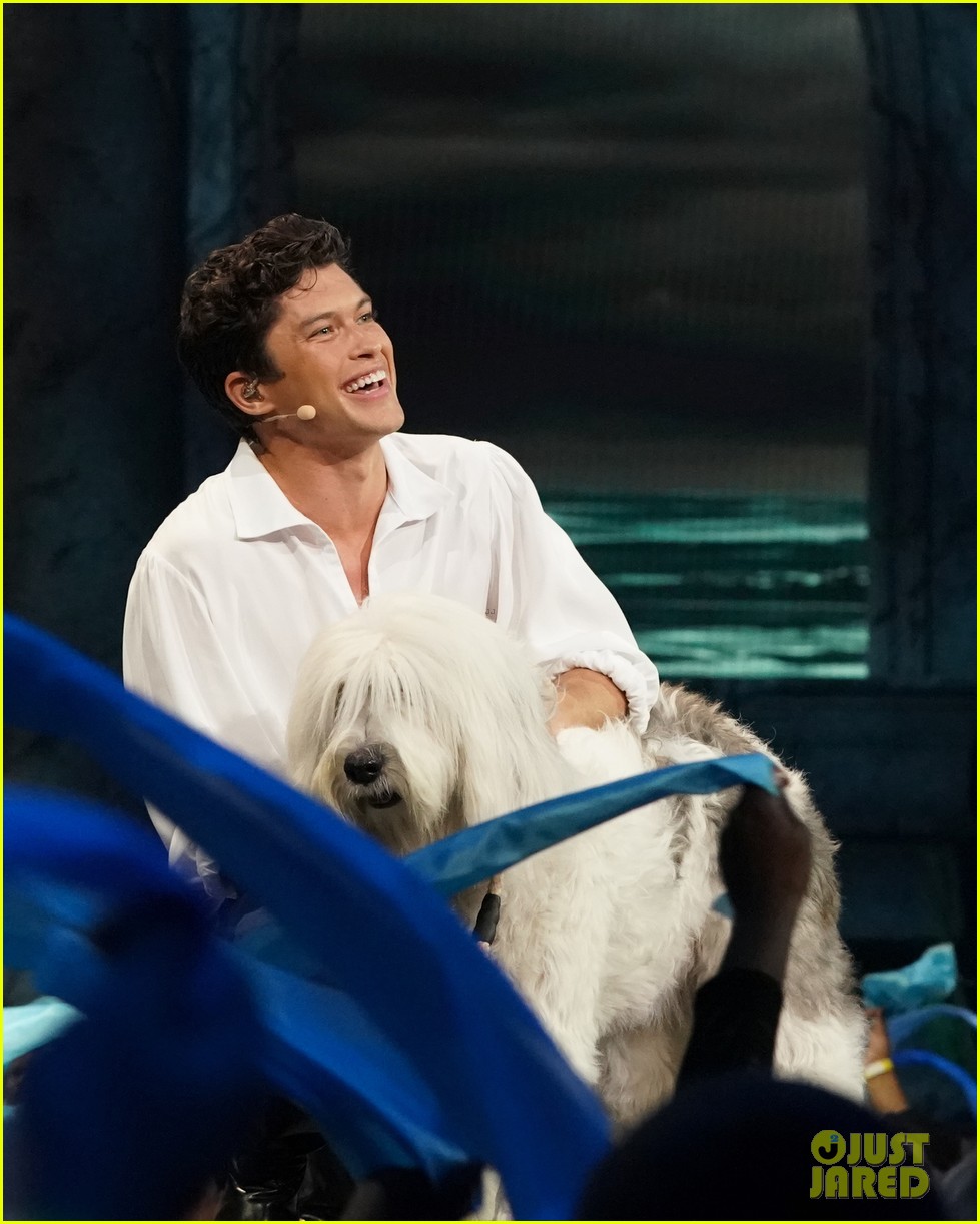 watch graham phillips sing fathoms below from the little mermaid live 07