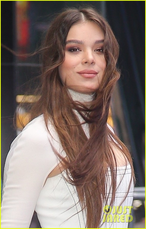 hailee steinfeld all white gma taping 02