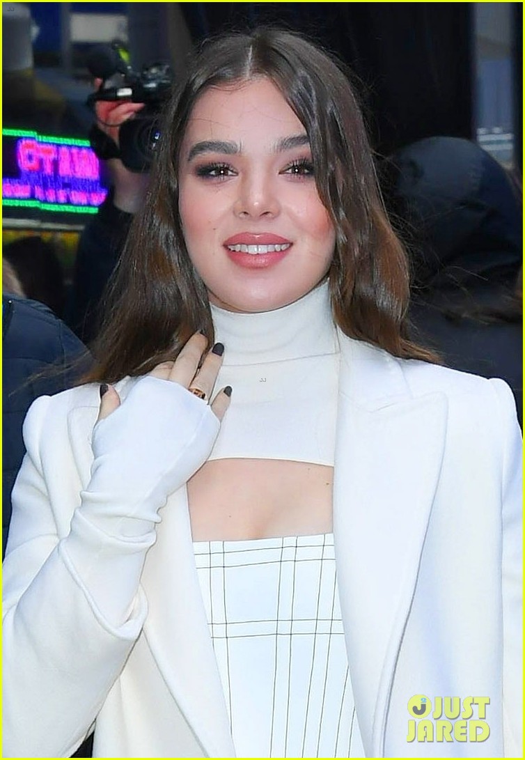 hailee steinfeld all white gma taping 03
