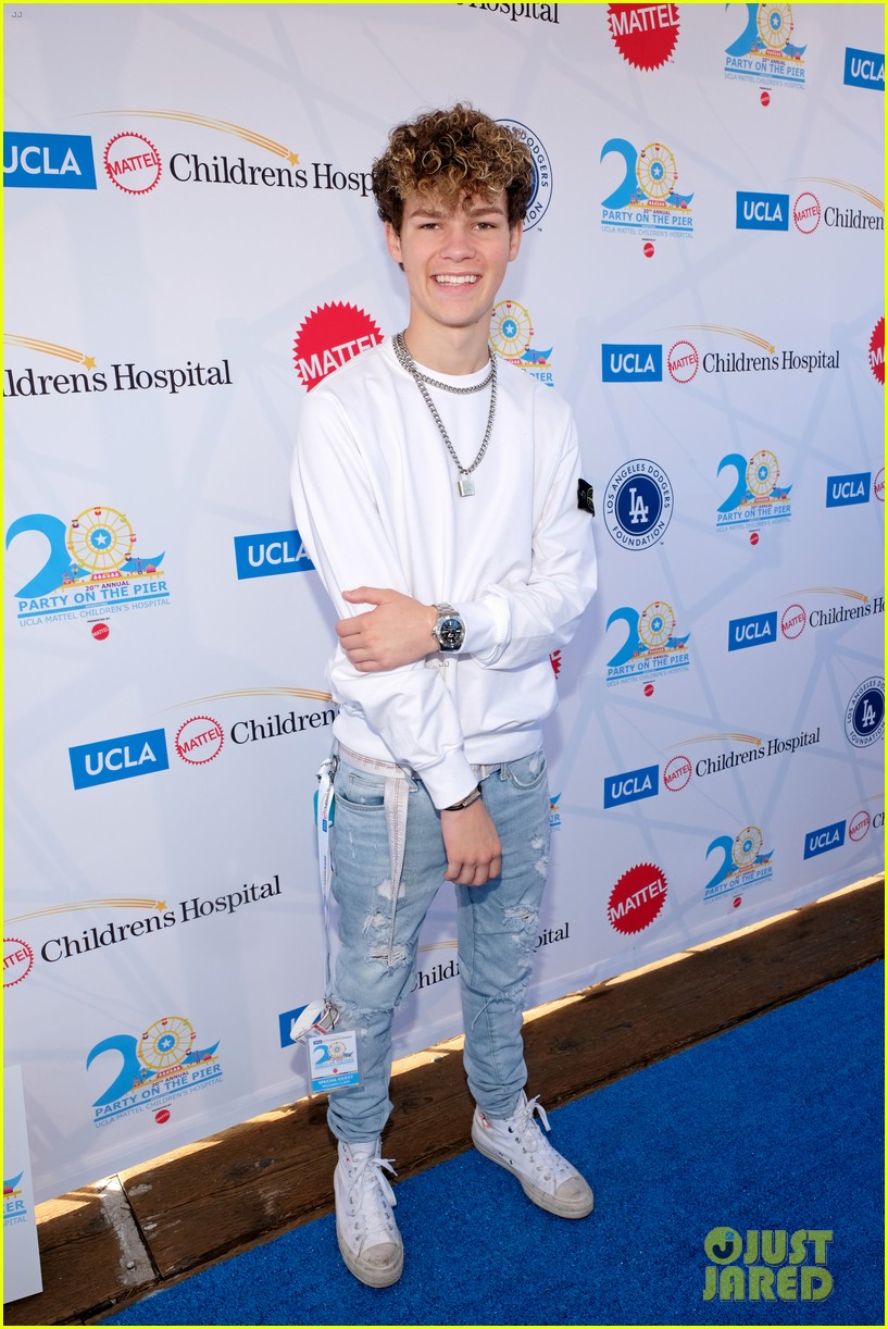 isaak presley kenzie ziegler couple up at ucla party on the pier 05