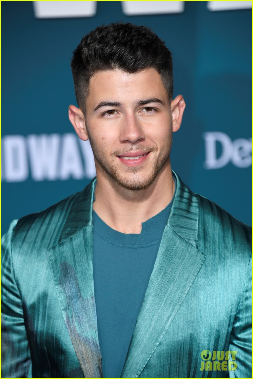 nick jonas sports silk teal suit for midway premiere 03