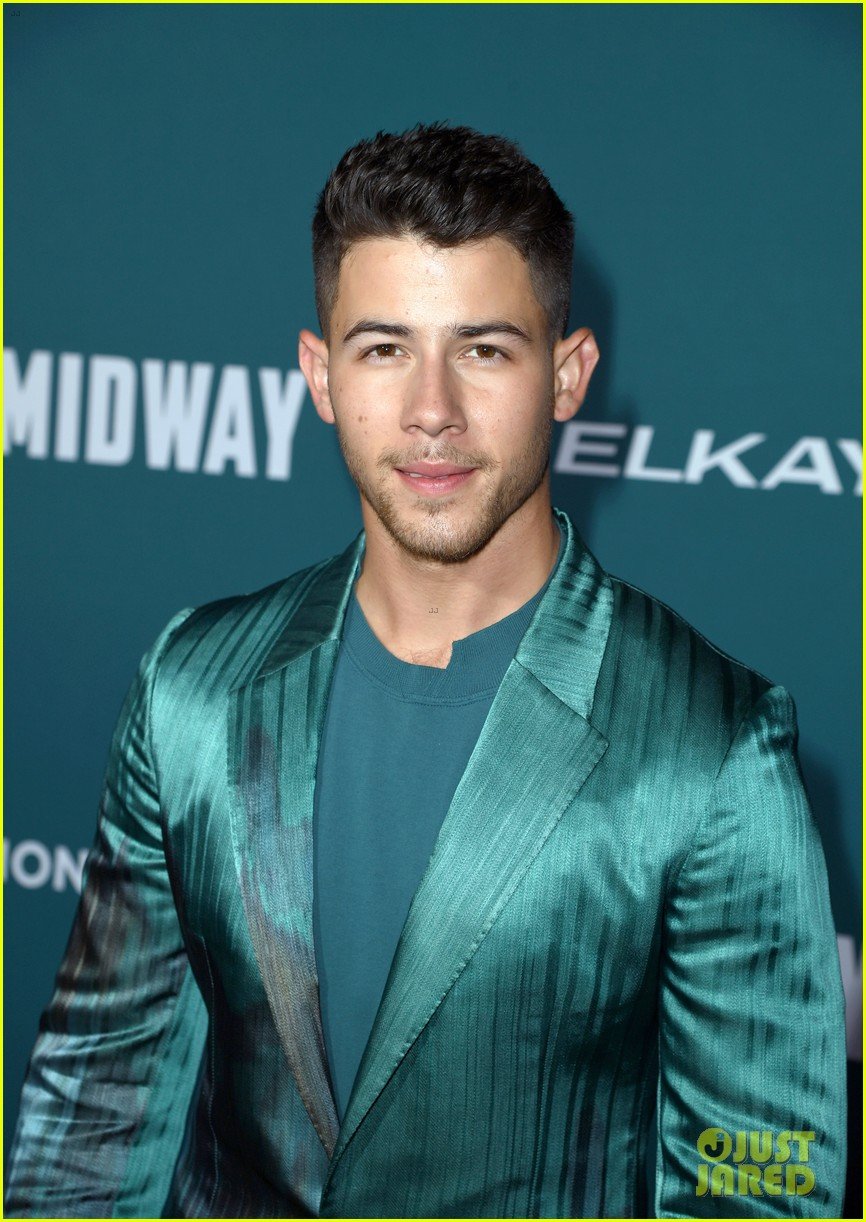 nick jonas sports silk teal suit for midway premiere 08
